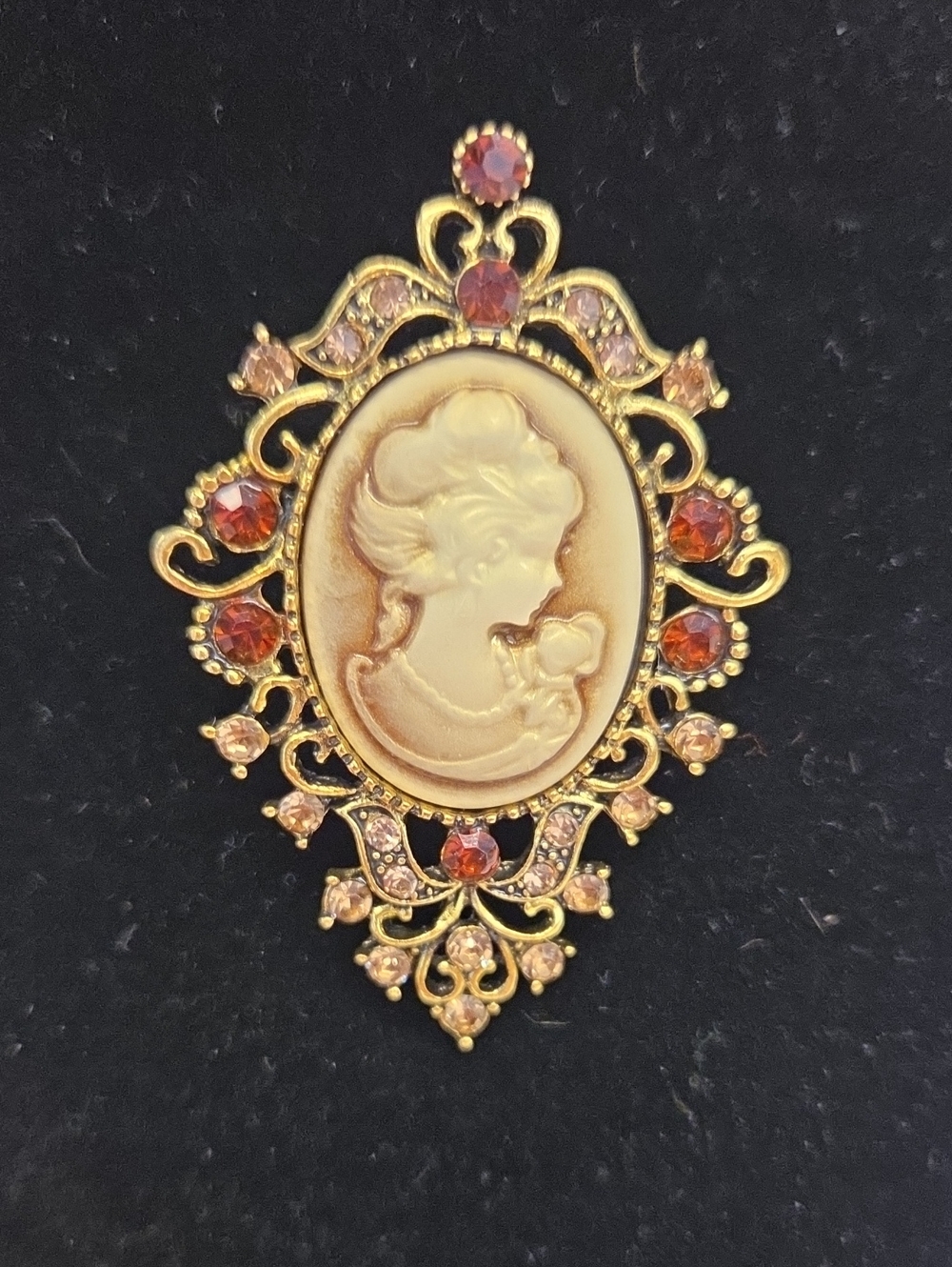 VINTAGE CAMEO BROOCH WITH RHINESTONES